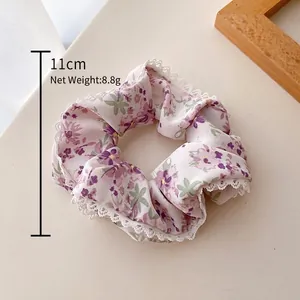 Chouchou floral avec bordure en dentelle violet lavande, accessoire cheveux de 11cm de large