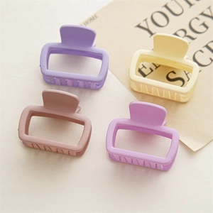 Lot de quatre pinces à cheveux rectangulaires mates en tons pastel violet et jaune