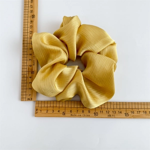 Grand chouchou doré métallisé élégant avec plis montrant une taille de 13cm