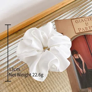 Eleganter weißer Satin-Haargummi in Übergröße mit sanftem Glanz und 13 cm Durchmesser