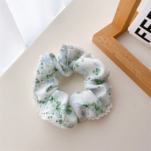 Détail d'un chouchou floral avec bordure en dentelle sur un fond en bois chaleureux