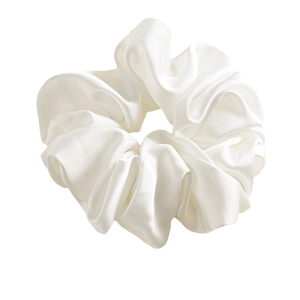Eleganter weißer Oversize-Satin-Scrunchie mit hochwertiger Seidentextur und sanftem Glanz