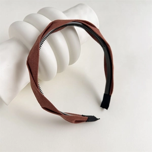 Detailed texture of dark brown woven headband with non-slip inner teeth design