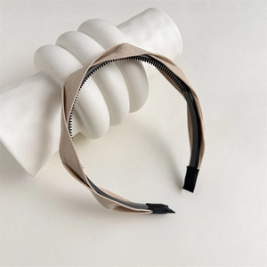 Detail view of beige woven headband with non-slip inner teeth and textured fabric