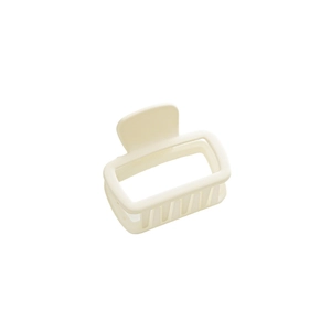 Pince à cheveux carrée crème minimaliste pour coiffure élégante de femme sur fond blanc