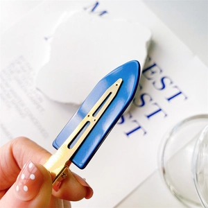 Vue détaillée de la pince à cheveux maquillage sans trace bleue avec base dorée en métal