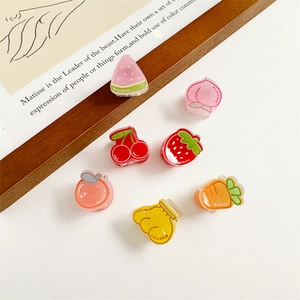 Détails d'un lot de 7 barrettes en acrylique aux motifs de fruits et de légumes