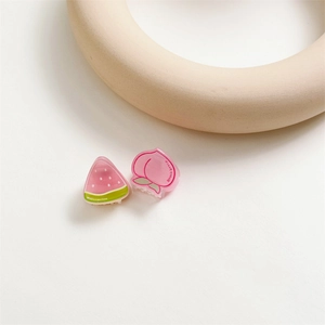 Détail de barrettes à cheveux mignonnes pastèque et pêche pour enfants sur fond blanc