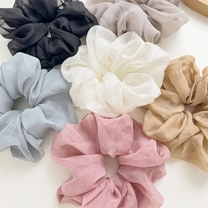 Détail de chouchous géants en organza aux couleurs pastel douces et tons neutres variés