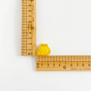 Barrette banane jaune mignonne pour enfants, 2cm x 2cm, sur fond blanc neutre