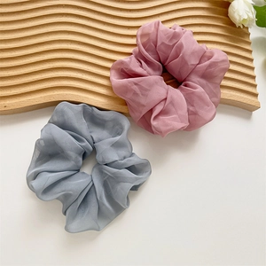 Chouchous en organza rose et bleu sur un support en bois pour accessoires de cheveux