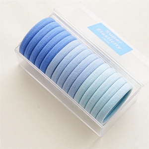 Primer plano de gomas de pelo azules en degradado en una caja plástica transparente