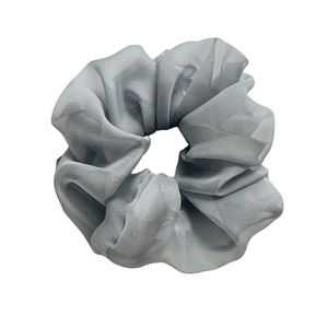 Chouchou élégant surdimensionné en organza gris fumé avec une texture douce plissée