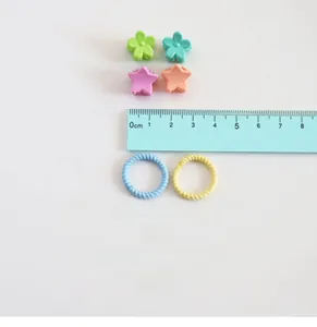 Comparaison de taille détaillée de mini pinces à cheveux et élastiques pour enfants