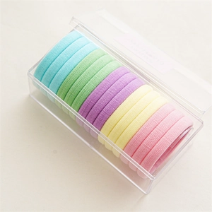 Macro de gomas elásticas para el pelo de colores sin costuras en una caja de plástico