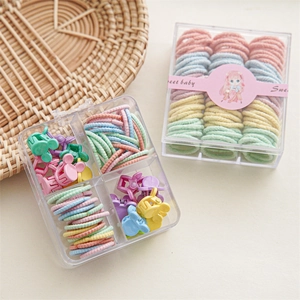 Détail d'un ensemble d'accessoires cheveux pour enfants avec élastiques et mini pinces crabe