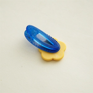 Détail de pince à cheveux fleur jaune mignonne avec clip bec de canard bleu pour filles