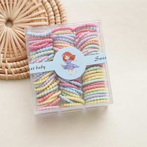 Vue détaillée d'élastiques à cheveux macaron colorés dans une boîte cadeau Sweet Baby