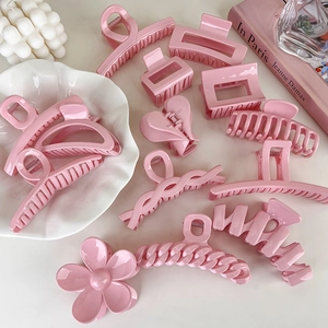 Collezione dettagliata di mollette per capelli in resina rosa crema in varie forme chic