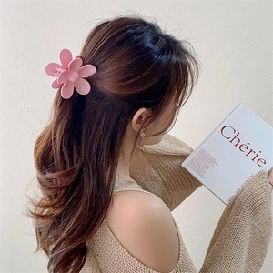 Pinza per capelli a fiore rosa crema opaco per donna in un'elegante acconciatura