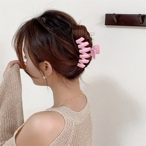 Pinza per capelli classica in resina rosa opaca per eleganti acconciature da donna
