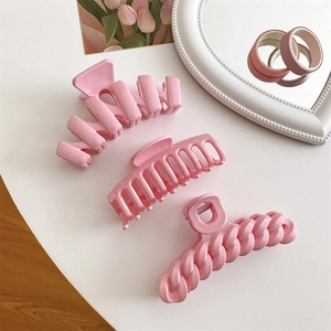 Tre fermagli per capelli in resina rosa opaco in diversi stili per acconciature eleganti