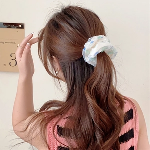 Dettaglio dell'elastico per capelli a pois in tessuto a rete bianco decorato