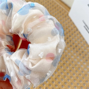 Dettaglio dell'elastico in mesh a doppio strato con stampe floreali e pois ricamati