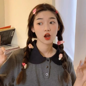 Primo piano di fermagli per capelli a fiore rosa e crema indossati su una modella
