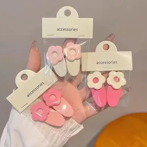 Dettaglio di fermagli per capelli a forma di fiore rosa e bianco per un look dolce e carino