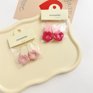 Fermagli per capelli a fiore in resina rosa e beige in confezione su vassoio