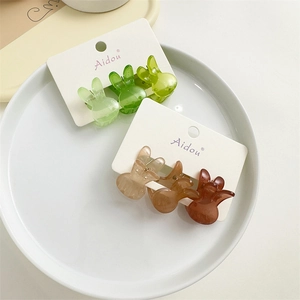 Mini pinces à cheveux lapin translucides en vert et ambre sur carte de support
