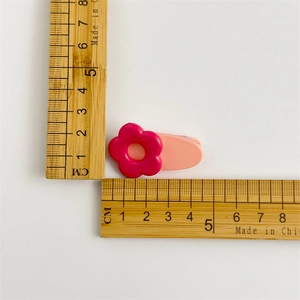 Dettaglio del fermaglio per capelli a fiore rosa da 4,5 cm con misurazione della taglia