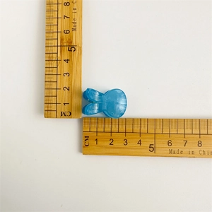 Vue de dessus d'une mini pince à cheveux lapin bleu translucide avec mesures de taille