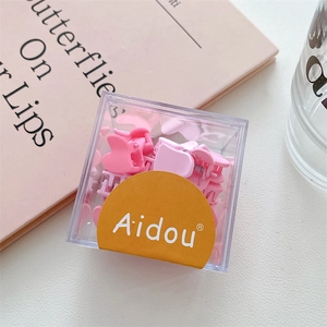 Mini pinces à cheveux coeur rose au fini mat dans une boîte en plastique transparente
