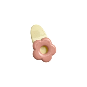 Fermaglio per capelli a fiore rosa e giallo con finitura in resina su sfondo bianco