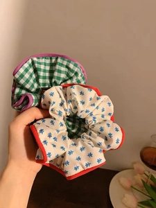 Coleteros de tela con flores y cuadros en la mano con tulipanes y copa decorativa