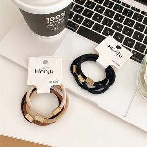 Lot de chouchous élastiques avec boucle dorée sur fond d'ordinateur et tasse de café