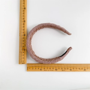 Detailed measurement of dusty pink pleated sponge headband with scale showing size