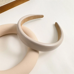 Détail du serre-tête en cuir PU beige avec doublure intérieure en velours antidérapant