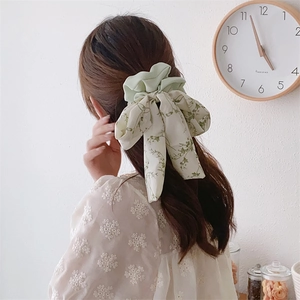 Chouchou à fleurs avec longs rubans en mousseline vert clair pour femmes