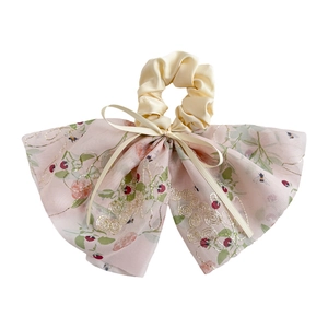 Chouchou floral en mousseline avec broderie d'abeille et nœud en satin crème