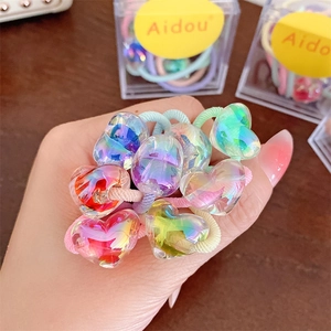 Détail des charms en forme de cœur laser sur élastiques à cheveux colorés pour petites filles