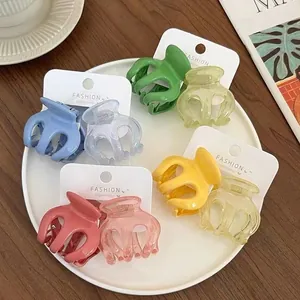 Lot de pinces à cheveux citrouille colorées sur une assiette dans un décor élégant
