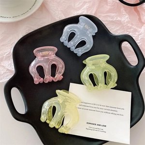 Détails de pinces à cheveux citrouille colorées rose et bleu sur plateau noir