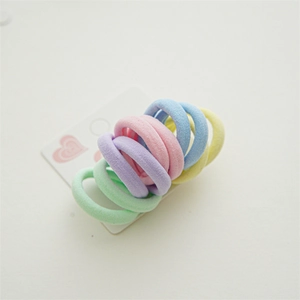 Gedetailleerd macrobeeld van 5 elastische haarelastiekjes in diverse pastelkleuren