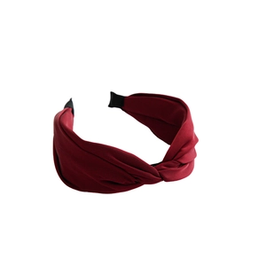 Elegante cerchietto in raso rosso vino con design a incrocio largo e trama satinata