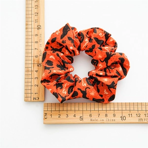 Vue détaillée montrant le diamètre de 10,5 cm du chouchou orange d'Halloween à citrouille