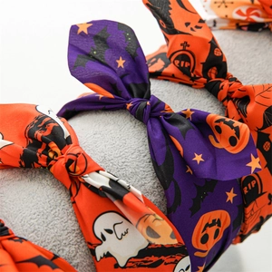 Détail d'un serre-tête d'Halloween avec motifs citrouille, fantôme et chauve-souris