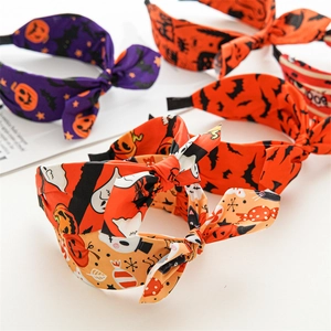 Détail de serre-têtes d'Halloween avec nœuds en tissu à motifs de citrouilles et fantômes